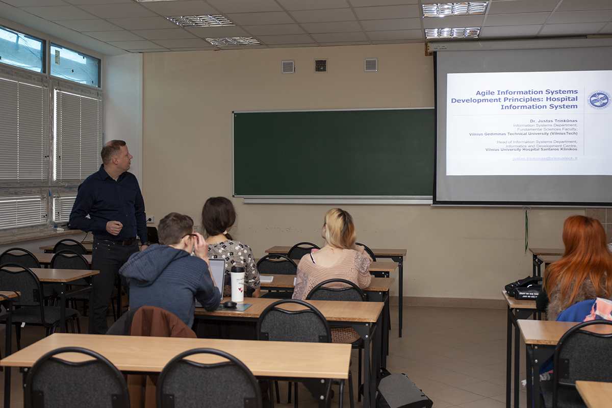 Dr Justas Trinkūnas podczas prowadzenia wykładu