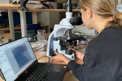 studentka ucząca się na urządzeniu laboratoryjnym