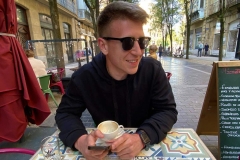 student  między nauką wypoczywający w Hiszpanii