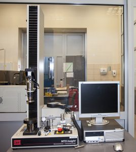 Uniwersalna maszyna wytrzymałościowa MTS Insight - Katedra Mechaniki i ...