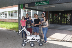 Zespół konstruktorów wraz z łazikiem Argo