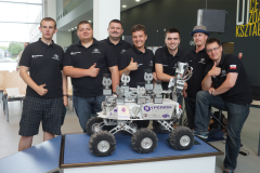 Zespół konstruktorów wraz z łazikiem Hyperion 2