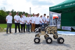 Zespół konstruktorów wraz z łazikiem RED podczas premierowego pokazu