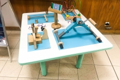 Tablica sensoryczna do ćwiczeń manualnych kończyn górnych wspomagana systemem gier