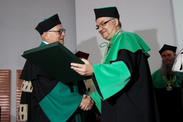 Dziekan WM wręcza Tytuł Doktora Honoris Causa dla profesora Janusza Kowala