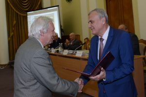 ceremonia wręczenia nagrody prof. H. Sulymu przez prezydenta NAN Ukrainy akad. Anatolija Zahodniego. W prezydium widoczna również (w centrum zdjęcia) postać akademika Wolodymyra Horbulina, który w latach 1994 1999 pełnił funkcje Sekretarza Rady Obrony Narodowej Ukrainy