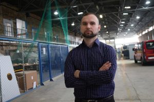 mężczyzna na tle hali maszyn
