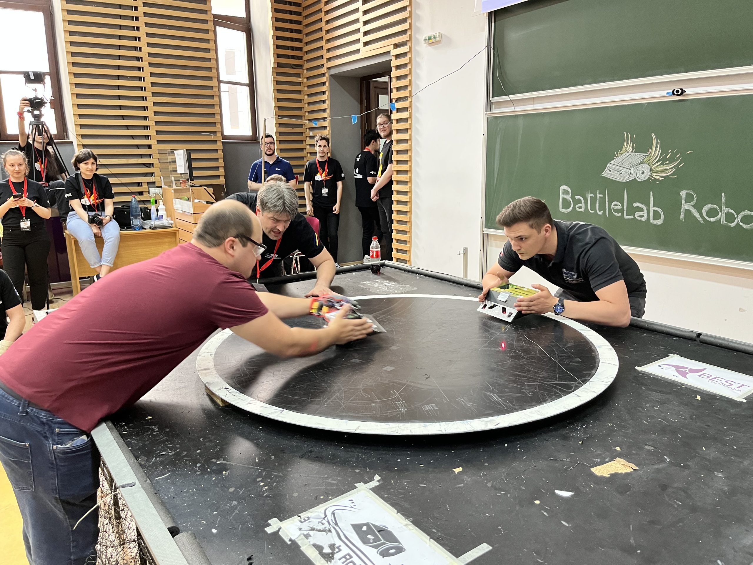 studenci walczą robotami w zawodach sumo