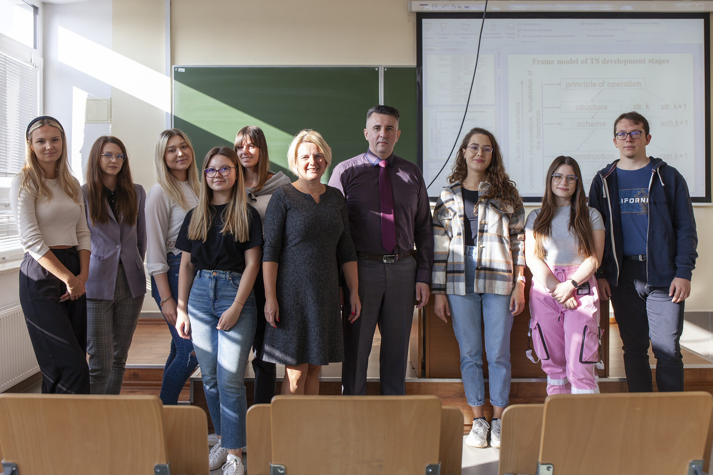 Studenci wraz prowadzącym zajęcia Dr. Borysem Prydalnym oraz dr hab. inż. Joanną Mystkowską, prof. PB