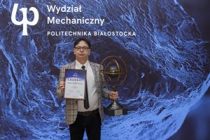 Dr hab. inż. Marek Jałbrzykowski, prof. PB z nagrodami za konkurs Pomosty Przyszłości