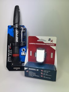 zestaw mini pompki do roweru oraz lampki rowerowej przedniej