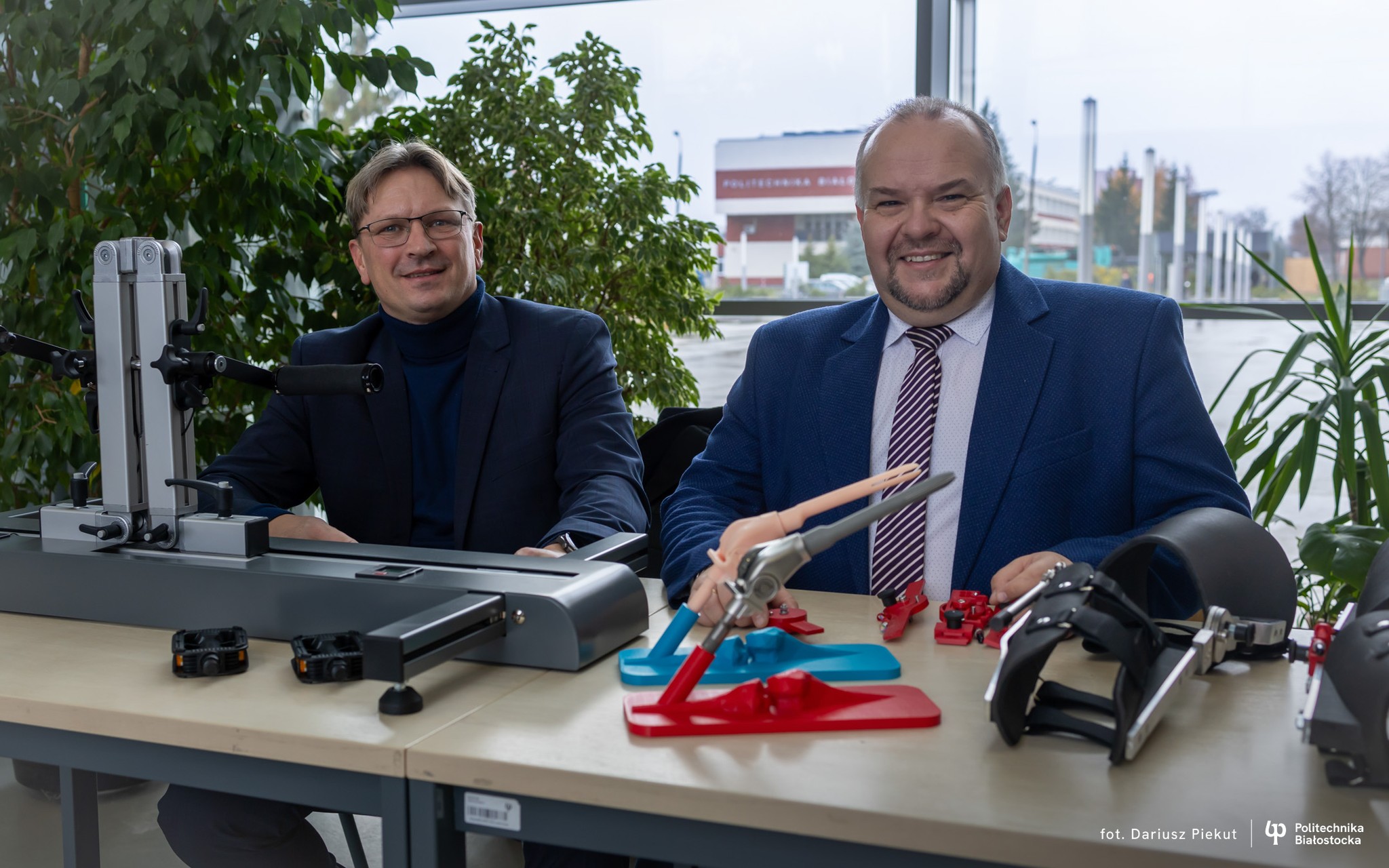 dwóch mężczyzn z projektem