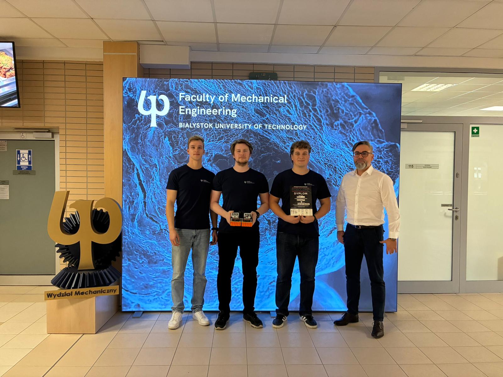 studenci z Dziekanem oraz robotami lego