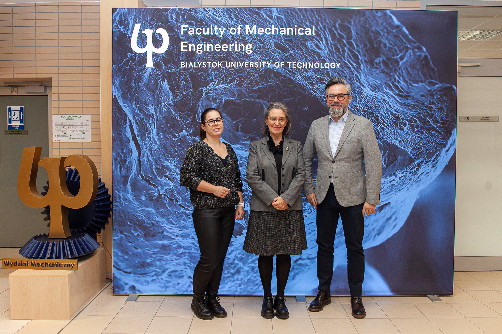 Izabela Zgłobicka. Evren Toygar, Michał Kuciej pozują na ściance reklamowej