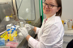 M. Lepicka w trakcie przygotowywania próbek-arch. pryw. M. Łepickiej