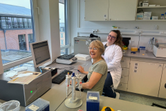 badanie przygotowanych próbek - arch. pryw. M. Łepickiej