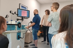 Studenci inżynierii biomedycznej w Centrum Symulacji Medycznych