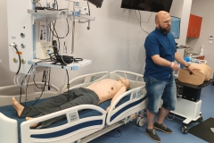 Studenci inżynierii biomedycznej w Centrum Symulacji Medycznych