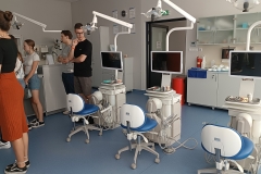 Studenci inżynierii biomedycznej w Centrum Symulacji Medycznych