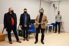 Po laboratorium na Wydziale Mechanicznym PB oprowadza dr hab. inz. Szczepan Piszczatowski prof. PB. 15 stycznia 2021r.