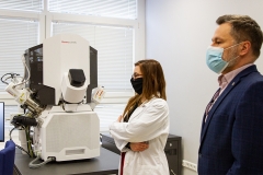 Po laboratorium na Wydziale Mechanicznym PB oprowadza dr inz. Izabela Zglobicka. 15 stycznia 2021 r.