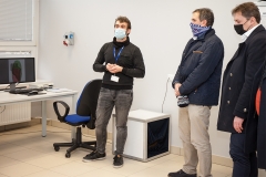 Po laboratorium na Wydziale Mechanicznym PB oprowadza mgr inz. Pawel Lipowicz. 15 stycznia 2021r.