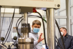 Wizyta członków Rady PB w laboratorium na Wydziale Mechanicznym PB. Oprowadza mgr inz. W.Grodzki. 15 stycznia 2021 r.